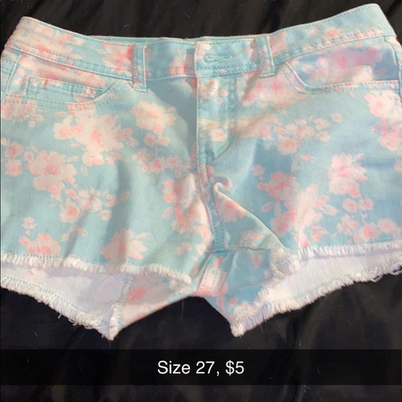 Woman’s shorts - Picture 2 of 12